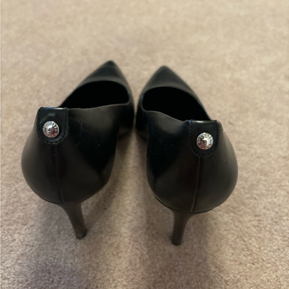 Black pointed toe Michael Kors heels - Picture 3 of 4